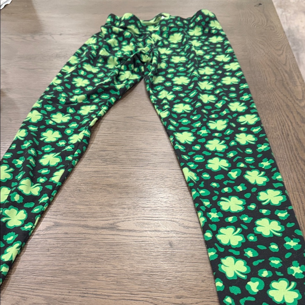 Serra Black and Green Clover Leggings